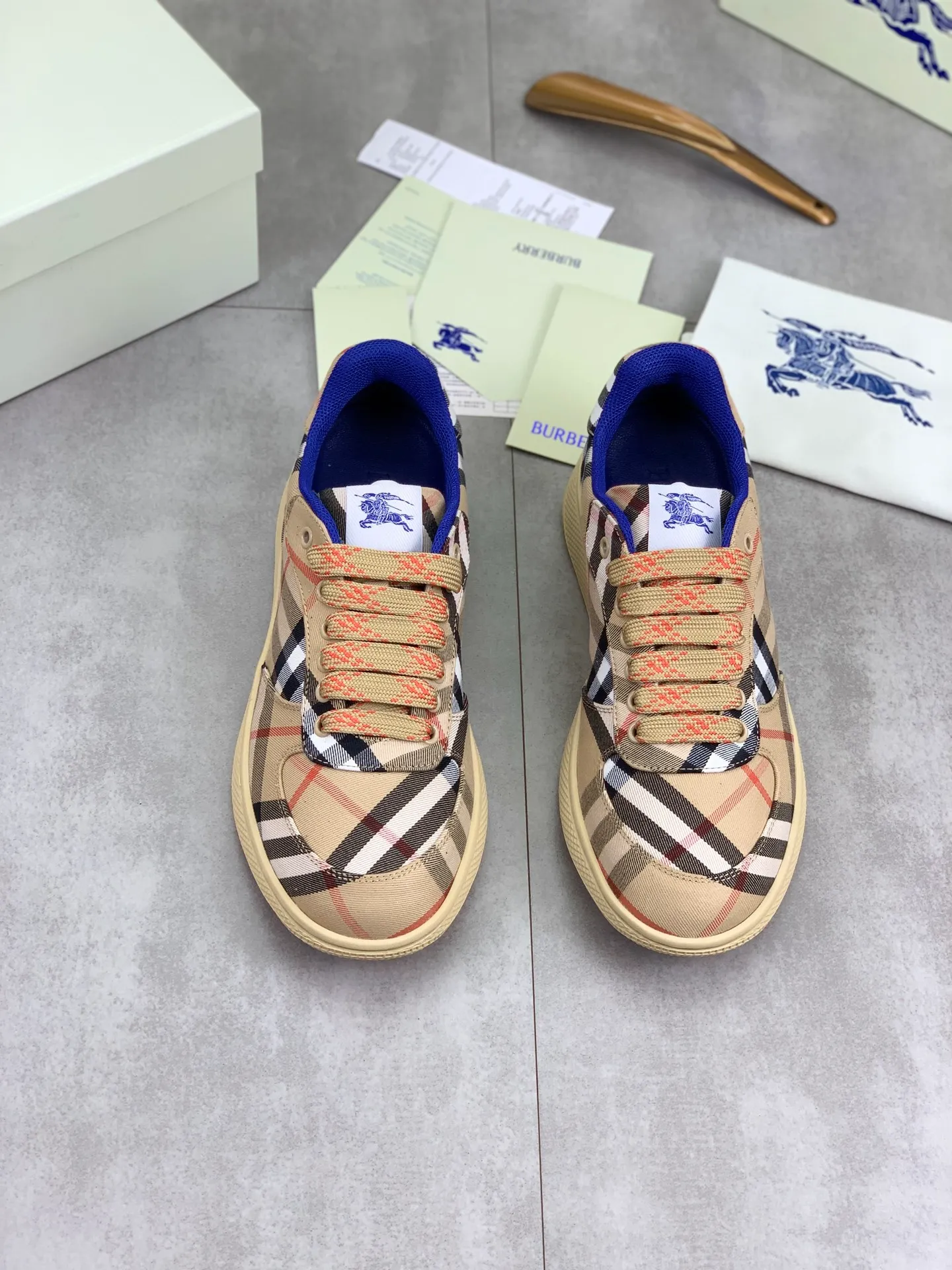 Factory price P580 [BURBERRY] Burberry - High-end quality original order (couples 🧑‍🤝‍🧑 style) - Upper: imported 🔝 original material - Lining: cowhide lining, feet; water-dyed cowhide - Outsole: ultra-light TPR rubber; two-color molded outsole - Ultra-high quality control, fine workmanship: highlighted (high-end, extravagance, grade) -Size: 35-46 (male 38 46 Female 35 40 Customized)·Color: 5️⃣colors available
